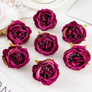Nahaufnahme Detail der dunkelvioletten künstlichen Rosenblütenköpfe als Foto-Requisiten.