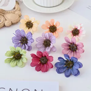 Nahaufnahme bunter künstlicher Gänseblümchen-Blütenköpfe, ideal für DIY-Basteln und Deko.