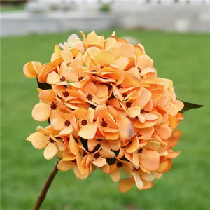 Nahaufnahme einer künstlichen orangen Hortensie, Vintage-Blume für Heimdeko und Foto-Requisite.