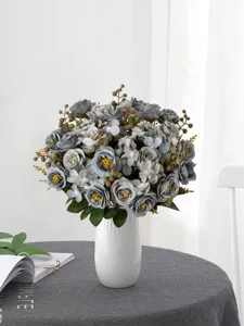 Kunstmatige rozenboeket met witte keramische vaas voor huisdecoratie en huwelijksfeest opstelling.