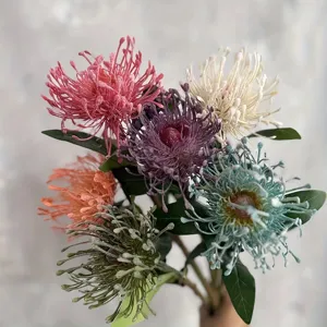 Nahaufnahme bunter künstlicher Nadelkissen-Blumen, vintage Blumenarrangement Requisite.
