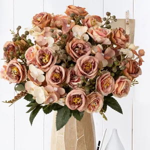 Kunstmatige rozenbloemenboeket voor huwelijksdecoratie, elegante nepplanten in vaas.