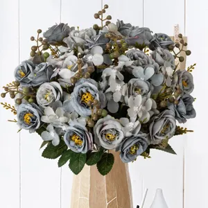 Kunstmatig grijsblauw rozenboeket met bessen, elegante bloemendecoratie voor thuis en huwelijk.
