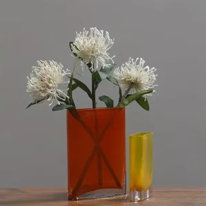 Künstliche Nadelkissenblumen Gesteck mit orangen und gelben Glasvasen für Heimdekoration