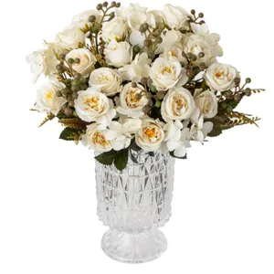 Kunstmatige rozen bloemboeket met glazen vaas voor thuis en mooie huwelijksdecoratie.