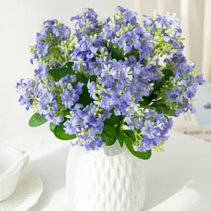 Bouquet di fiori di giacinto viola artificiali in vaso di ceramica dettaglio vista