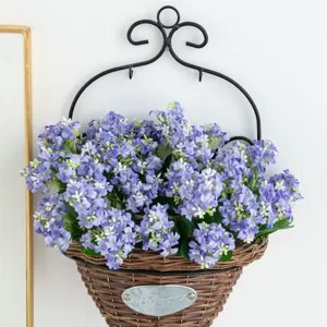 Dettaglio cesto di fiori da appendere a parete con giacinto artificiale e decorazione.