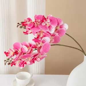 Primo piano dettagliato del ramo di orchidea phalaenopsis artificiale a 7 teste per la casa.