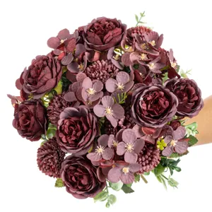 Dettaglio bouquet rose peonie artificiali, ideale per decorazioni nuziali e design floreale fai da te.