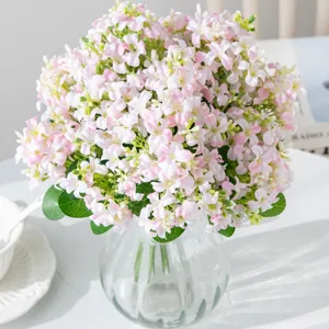 Primo piano di mazzo di fiori di giacinto rosa artificiale in vaso di vetro trasparente decoro.