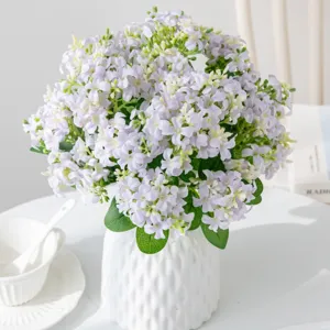 Mazzo di fiori artificiali giacinto in vaso ceramica bianca per decorazioni e matrimoni.