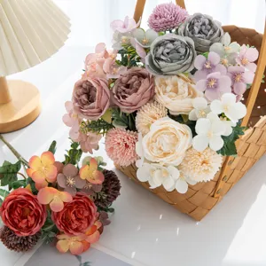 Bouquet di fiori di peonia rosa artificiale con cestino, ideale per decorazioni e fai da te.