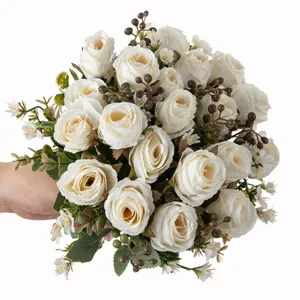 Eleganter künstlicher weißer Rosenstrauß mit Beeren, ideal für Hochzeitsdeko und Heimgestaltung.