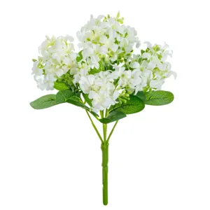 Mazzo di fiori di giacinto bianchi artificiali con foglie verdi per bella decorazione.