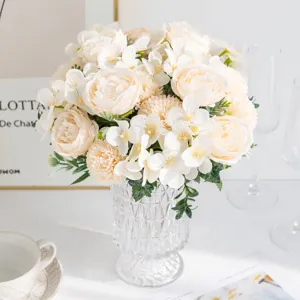 Bouquet di fiori artificiali con vaso in vetro, peonia rosa crisantemo per decorazione casa.