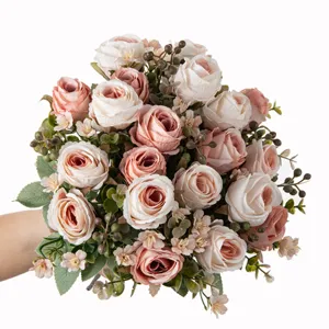 Detailansicht des künstlichen Rosenblumenstraußes mit rosa Blüten, grünen Blättern und Beeren.