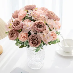 Dettagli squisiti di bouquet di rose e peonie artificiali, perfetti per decorazioni domestiche.