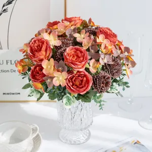 Bouquet di fiori artificiali di rose e peonie con vaso in vetro per decorazione