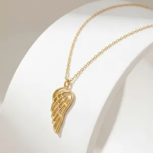 Nahaufnahme einer minimalistischen goldenen Halskette mit hohlem Flügelanhänger
