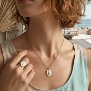 Detailansicht einer Vintage-Halskette mit Meeresmuschel-Anhänger und passendem Ring.