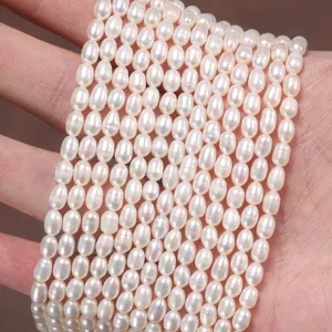 Detailansicht von natürlichen weißen 3-9mm Süßwasser-Reisperlen für DIY-Schmuckherstellung.
