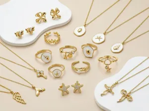 Collezione elegante di orecchini a fiore dorati, ciondoli conchiglia e anelli.
