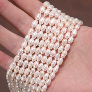 Detaillierte Ansicht weißer Süßwasser-Reisperlen für die Herstellung von DIY-Modeschmuck