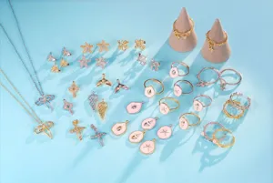Elegante collezione di gioielli in oro e argento con motivi a stella e conchiglia su blu
