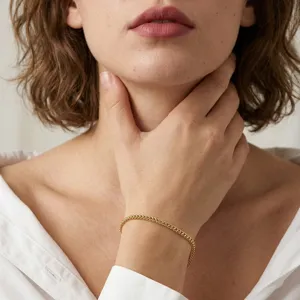 Modella che indossa un bracciale a catena a chiglia dorata al polso, stile minimalista