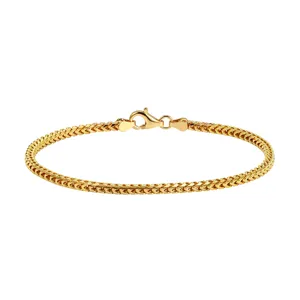 Dettaglio di un bracciale da uomo a catena franco dorata con chiusura a moschettone.
