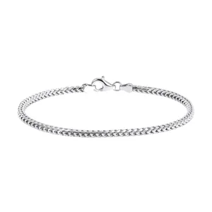 Vista dettagliata di un bracciale da uomo in maglia franco intrecciata argento con chiusura