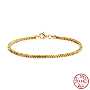 Vista dettagliata del bracciale a spina di pesce dorato per uomo in argento 925.