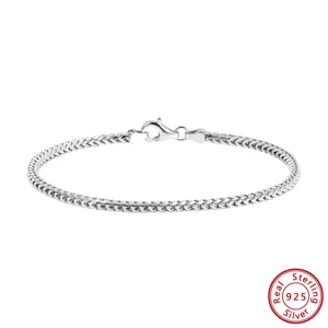 Vista dettagliata del bracciale a catena in argento sterling con trama a osso di drago