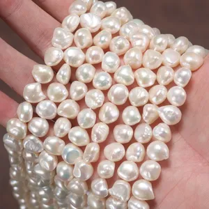 Nahaufnahme von weißen Barock-Süßwasserperlen mit natürlichem Glanz für DIY-Schmuck
