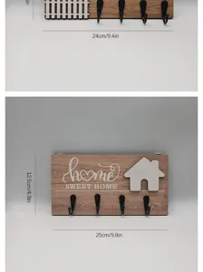 Dettaglio appendiabiti da parete in legno con ganci e scritta Home Sweet Home.
