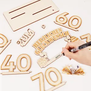 Détail rapproché de l'ensemble cadeau d'anniversaire en bois avec beaux chiffres et plaques.