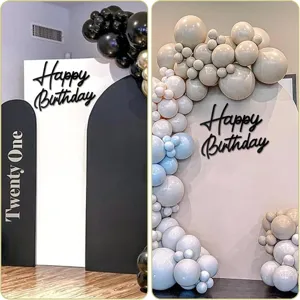 Décoration de fond de fête avec lettres en bois Happy Birthday et de magnifiques arches de ballons.