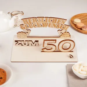Planche cadeau argent 50 ans en bois deco de table vue de detail artisanat en bois
