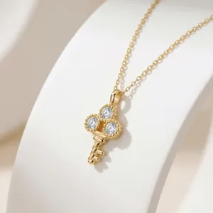 Detailansicht einer 14K vergoldeten 925er Silber Schlüsselkette mit glänzenden Steinen