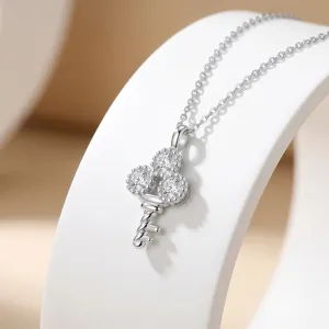 Nahaufnahme einer 925er Silber Schlüssel-Halskette mit funkelnden Steinen und Kette