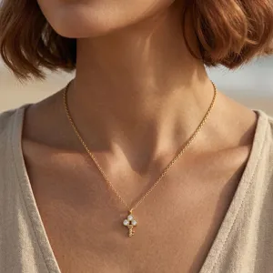Detailansicht einer 14K vergoldeten Schlüssel-Halskette mit Zirkonia am Hals eines Models