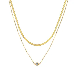 Collier double couche doré avec chaîne serpent et pendentif en zircon étincelant.