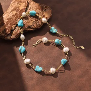 Gros plan d'un collier en turquoise naturelle et perles d'eau douce avec maillons en argent S925.