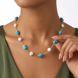 Vue détaillée d'un collier élégant en turquoise et perles d'eau douce sur un modèle