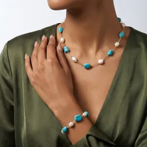 Gros plan détaillé d'une parure en turquoise naturelle et perles sur un modèle
