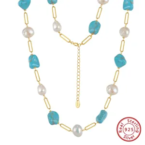 Détail en gros plan d'un collier en argent 925 avec turquoise naturelle et perles