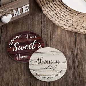 Houten onderzetter detail ronde boerderij stijl met vintage print voor salontafel decor.
