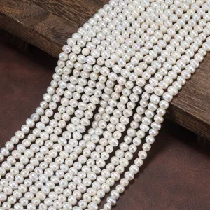 Nahaufnahme von 3-7mm weißen Süßwasserperlen auf einem 36cm Strang für DIY-Schmuck