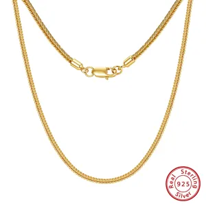 Dettaglio ravvicinato di collana a coda di volpe placcata oro con marchio argento 925.