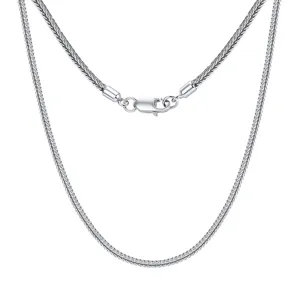 Primo piano della collana a catena a coda di volpe in argento S925 con moschettone.